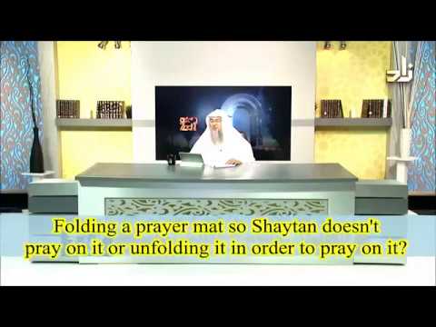 Folding the Prayer Mat so Satan doesn&#039;t pray on it &amp; Unfolding to pray on it- Sheikh Assim Al Hakeem